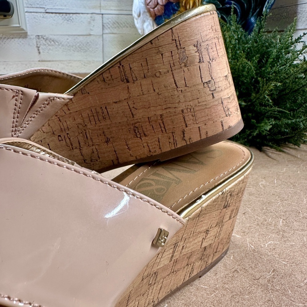 SAM&LIBBY, BEIGE PATENT,WEDGE SANDAL. CROSSOVER STRAPS ON A GOLDTRIMMED FOOTBED. - Picture 5 of 10